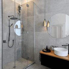 Ronde badkamerspiegel boven een wasbak