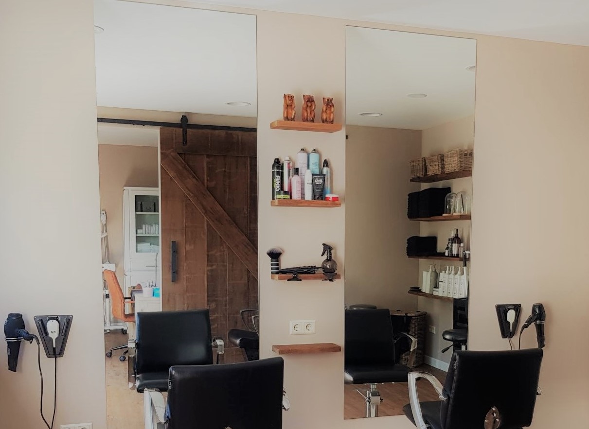 Große Friseurspiegel an der Wand eines Friseursalons