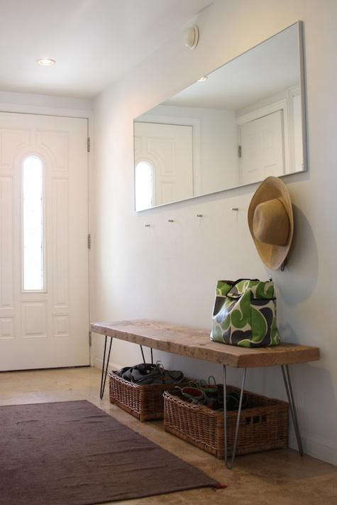 Brede spiegel hangend in een hal geplakt