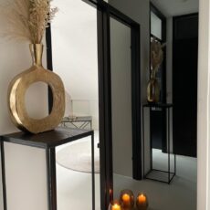 Een grote gangspiegel in een grijze kleur uitgevoerd