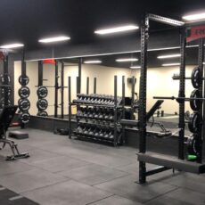 Fitness spiegel hangend aan de wand in een sportschool