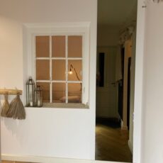 Plakspiegel aan een muur in de woonkamer