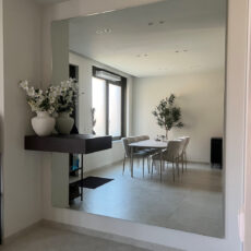 Grote spiegel wandspiegel in een verzilverde kleur