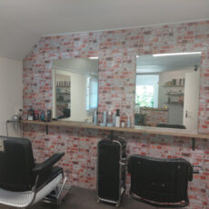 Verzilverde rechthoekige spiegel in een kapsalon