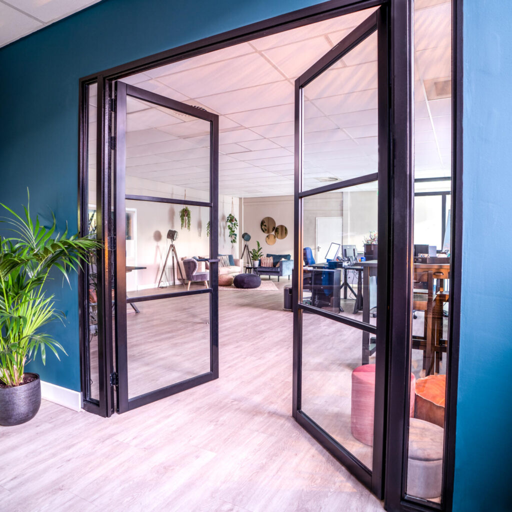 Openslaande deuren op kantoor Glaswebwinkel