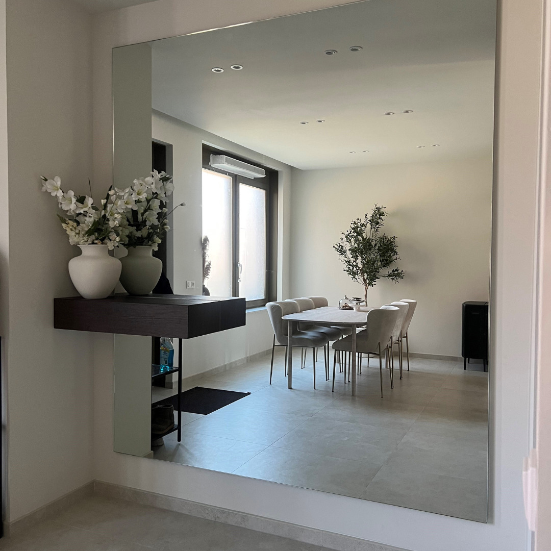 Vierkante spiegel aan de wand in de woonkamer