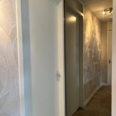 Hoge spiegel op maat in de kleur brons hangend aan de wand