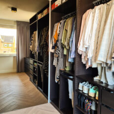 Een brons gekleurde spiegel in een kledingkast