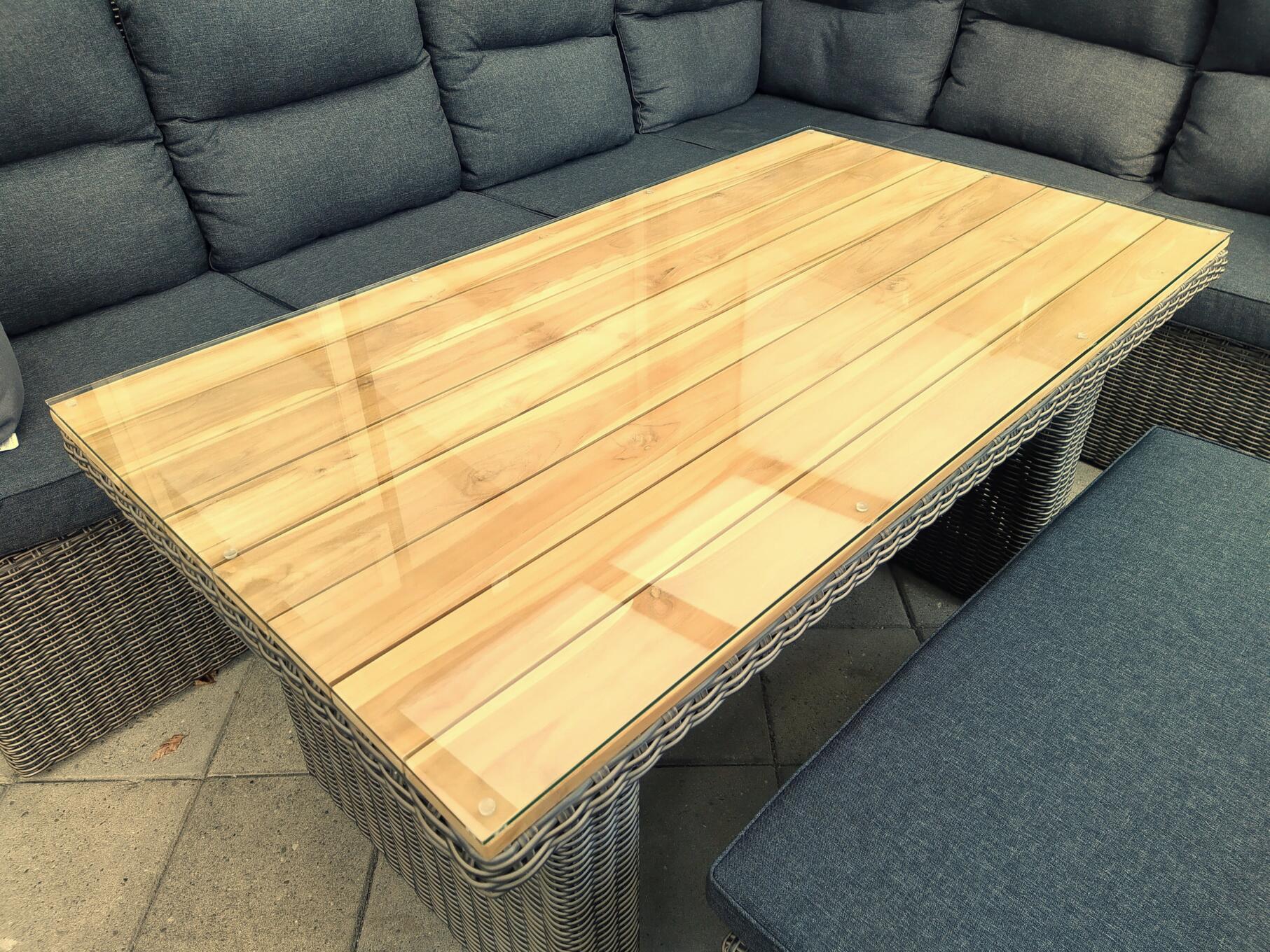 Glazen tafelblad buiten op een houten blad