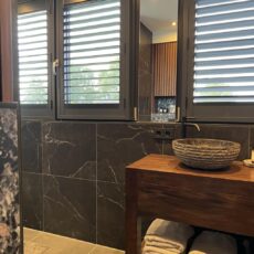 Kleine spiegel op maat, hangend in een nis in de badkamer