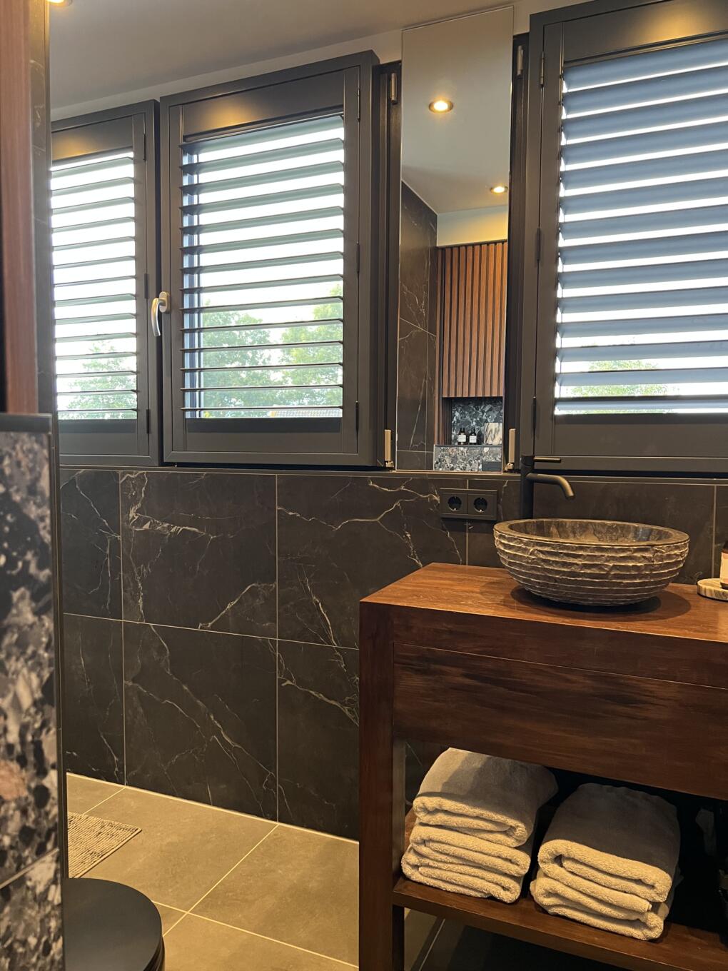 Kleine spiegel op maat, hangend in een nis in de badkamer