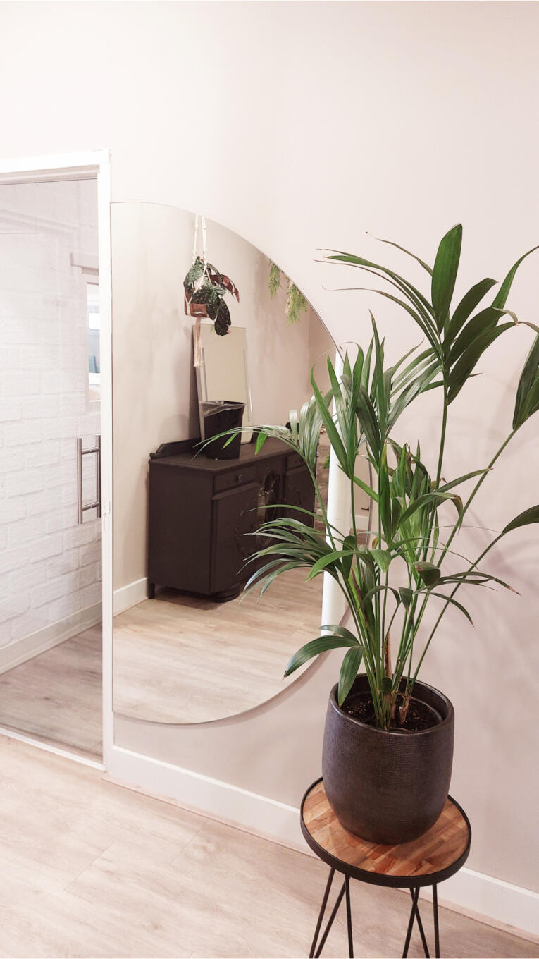 Een spiegel halfrond naast een glazendeur