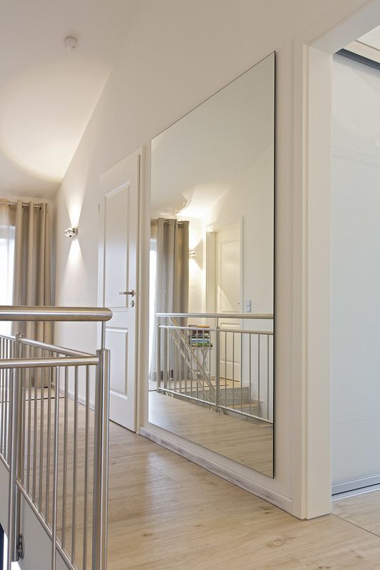 Brede spiegel in de gang aan de muur, verzilverd