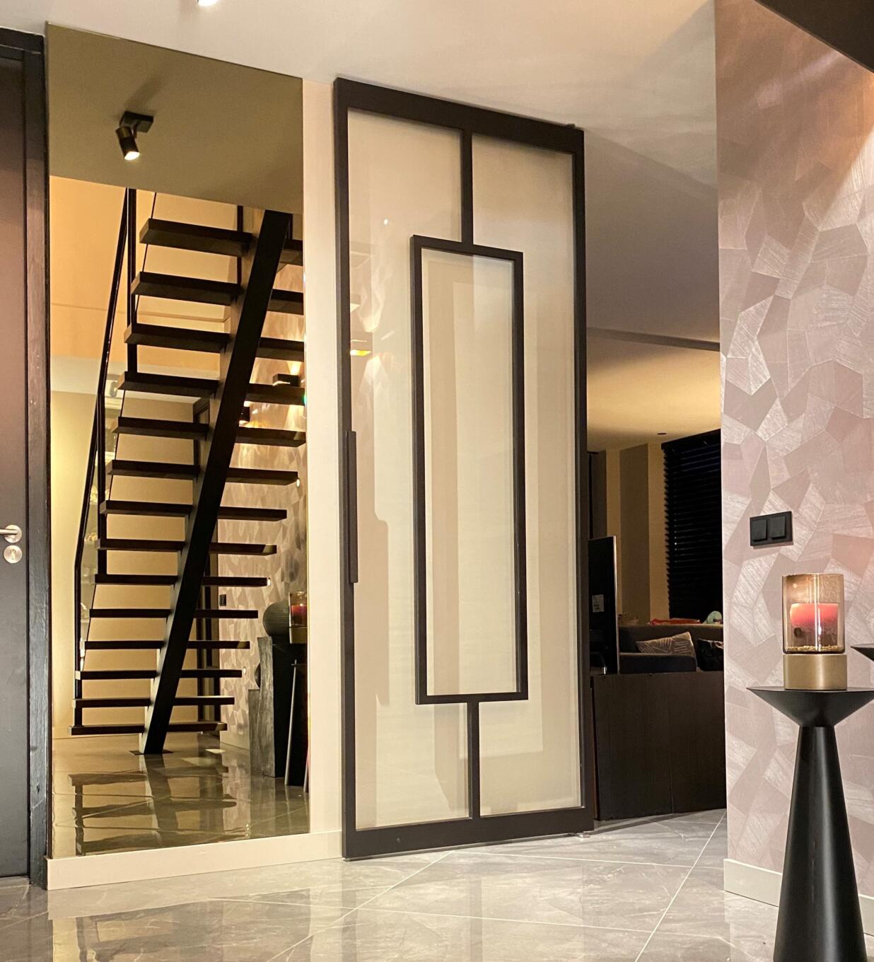 Brede spiegel in de hal, brons uitgevoerd