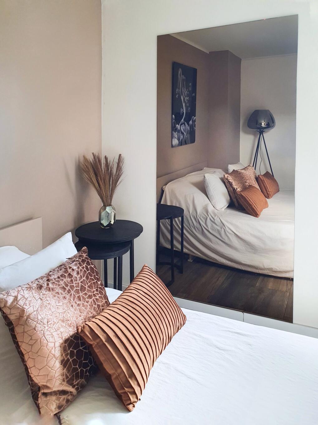 Brede spiegel in de slaapkamer, brons uitgevoerd