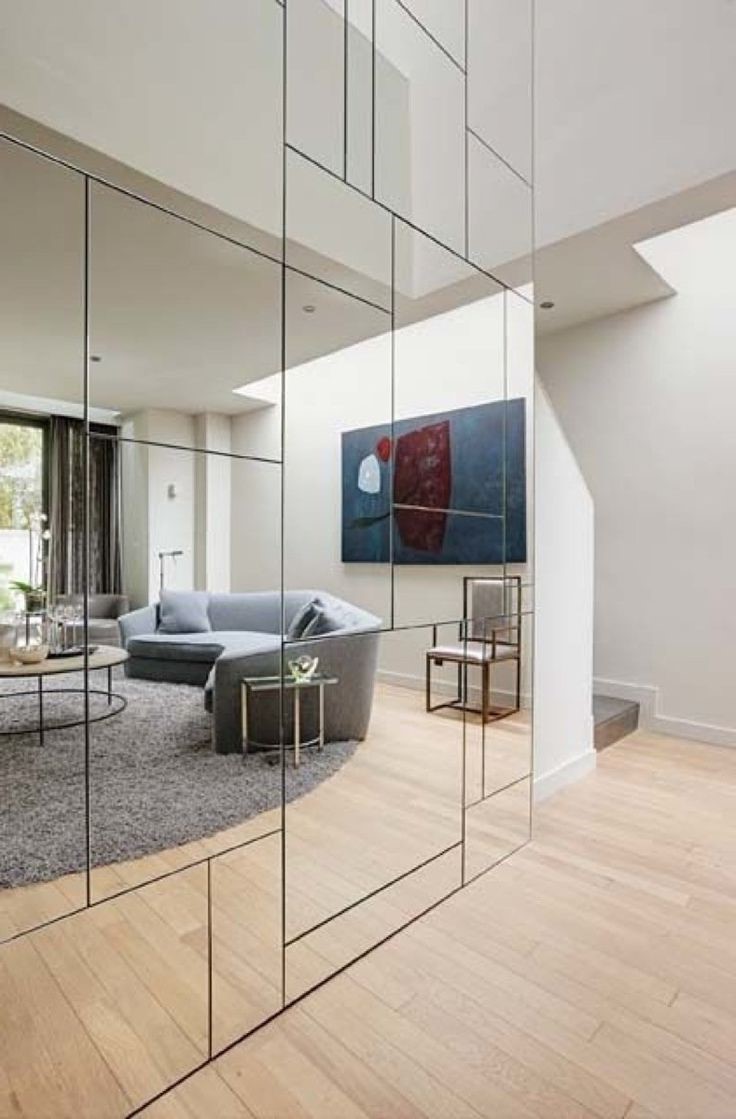 Losse spiegelwand in de woonkamer